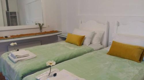 斯巴达NN Luxury Room near Athens Airport的两张睡床彼此相邻,位于一个房间里