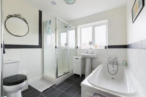 埃文河畔斯特拉特福The Hideaway的白色的浴室设有卫生间和水槽。