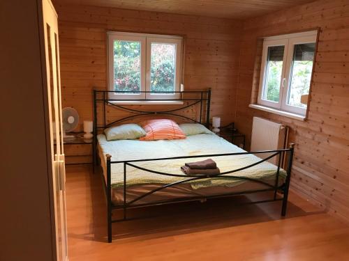 维也纳维也纳“阿尔特多瑙”湖之家度假屋的小木屋内一间卧室(带双层床)