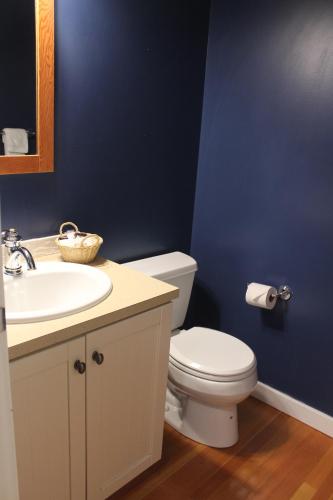 托菲诺Siennas Harbour House的浴室配有白色卫生间和盥洗盆。