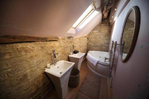 LittleboroughThe Rake Tapas Accommodation的一间带水槽、卫生间和镜子的浴室