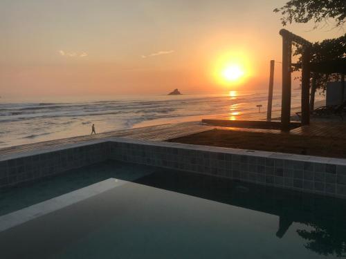 朱奎Casatua Pousada的海洋上的日落,带游泳池