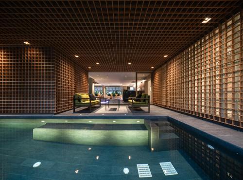 曼谷T2 Residence Sathorn的一座建筑物中央的游泳池