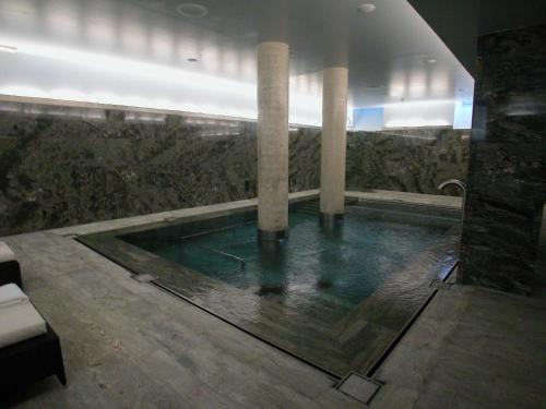 潘蒂科萨格兰酒店 - 巴尔尼里奥德潘蒂科萨的一座建筑物内带两柱的游泳池