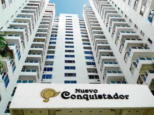 卡塔赫纳Apartamento 1101 Edificio Nuevo Conquistador的大型白色建筑,设有nivex公寓