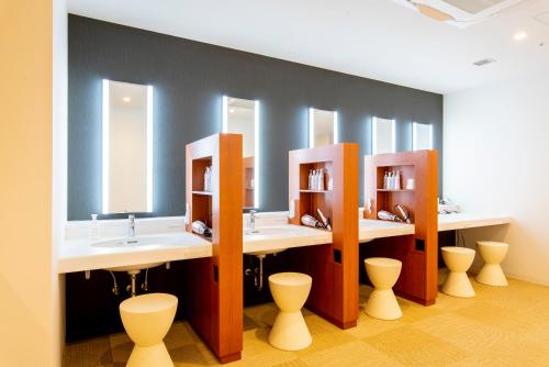 东京First Cabin Ichigaya的浴室设有3个水槽和3面镜子