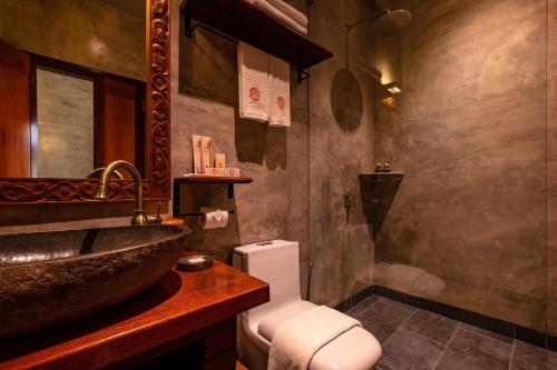 怡保Ipoh Bali Hotel的浴室配有盥洗盆、卫生间和盥洗盆。