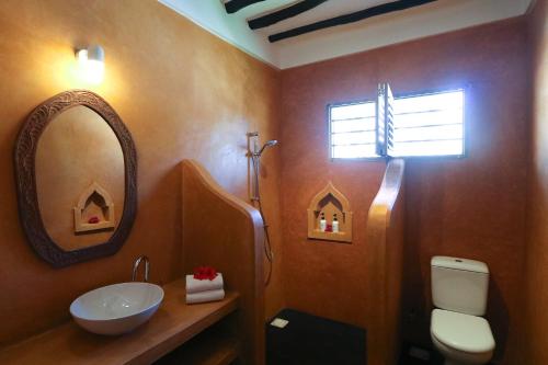 江比阿蓝牡蛎酒店的一间带水槽和镜子的浴室