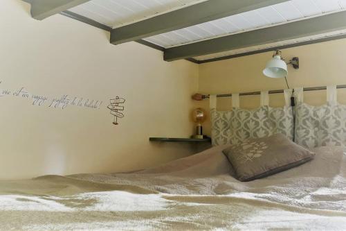 奥尔沃Orval et sens - Le Rayon Vert Studio的一间卧室配有一张带白色床罩的床