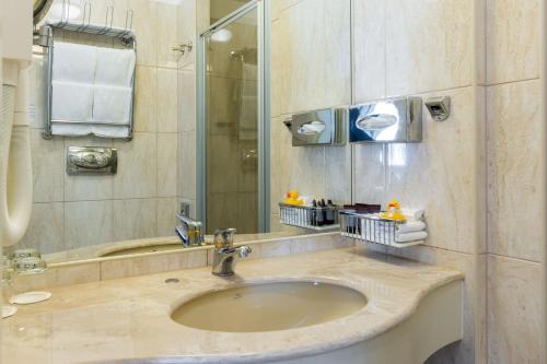 塔林我的城市酒店的一间带水槽和镜子的浴室