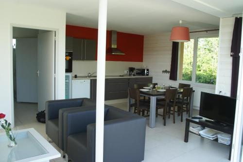吉瑟尼迪诺登温度假屋的厨房以及带沙发和桌子的客厅。