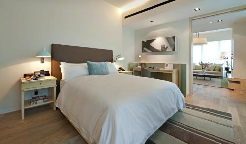 吉隆坡吉隆坡逸兰武吉锡兰服务式公寓的一间带大床的卧室和一间客厅