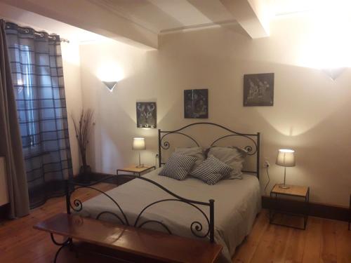 阿列日河畔的塔拉斯孔百丽欧舒丹住宿加早餐旅馆的一间卧室配有一张带两盏灯的床。