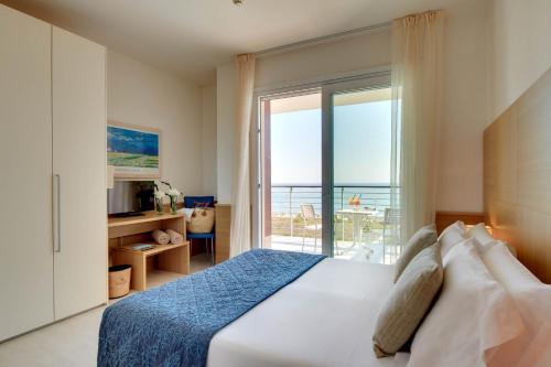 利多迪耶索罗吉索罗帕拉斯酒店和公寓酒店的一间卧室设有一张床,享有海景