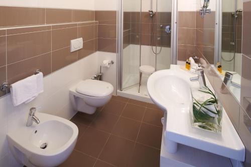 利多迪耶索罗吉索罗帕拉斯酒店和公寓酒店的一间带水槽、卫生间和淋浴的浴室