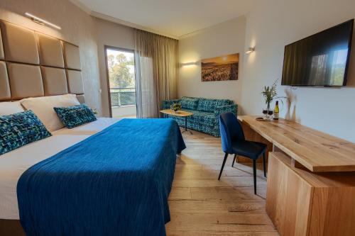 Kinar加利利基纳尔酒店的配有一张床和一张书桌的酒店客房