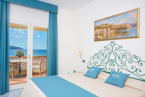 费拉约港毕欧多拉酒店的一间卧室配有一张床,享有海景