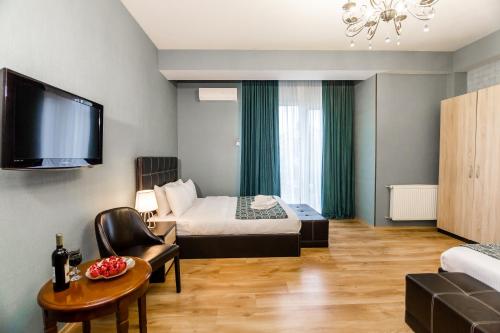 第比利斯Hotel Diamond的一间酒店客房,配有一张床和一台电视