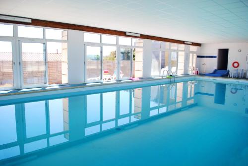 米尼赞海滩内梅尔雷斯盖尔特斯住宿酒店的大楼内的大型游泳池