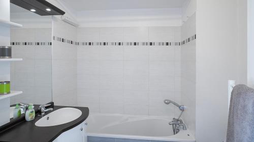 图卢兹Le Marengo: Charmant, Rénové, Terrasse, Parking privé的白色的浴室设有水槽和浴缸。