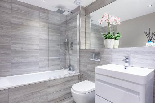 约克Bootham Retreat- Superb City Centre Hideaway-Free Parking的浴室配有卫生间、盥洗盆和浴缸。