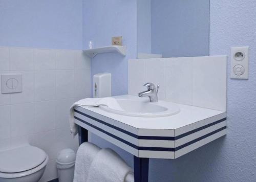 圣布里文莱丝皮恩河口酒店的一间带水槽和卫生间的浴室