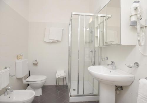 热那亚米迪特拉奈酒店的浴室配有卫生间、盥洗盆和淋浴。