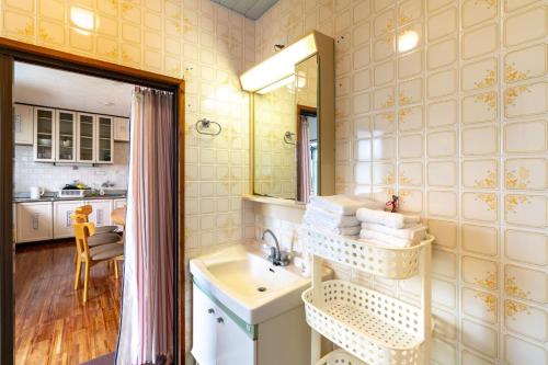 IeGreen Beach House Iezima / Vacation STAY 8892的一间带水槽和镜子的浴室