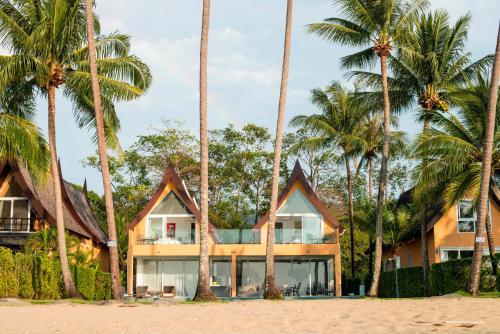 象岛Sunset Emily Villas & Rooms的棕榈树海滩上的房子