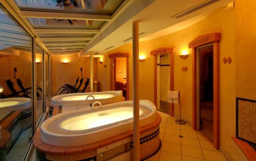 阿德尔博登布里斯托尔瑞拉斯宁谧高级酒店的一间带三个水槽和三个卫生间的浴室