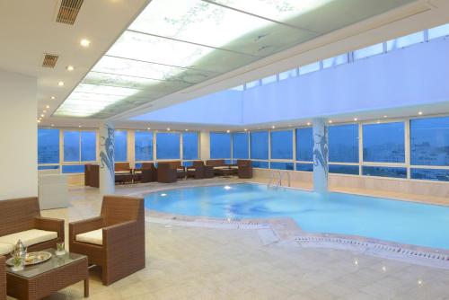 突尼斯顶楼套房酒店公寓的酒店大堂设有大型游泳池,设有窗户