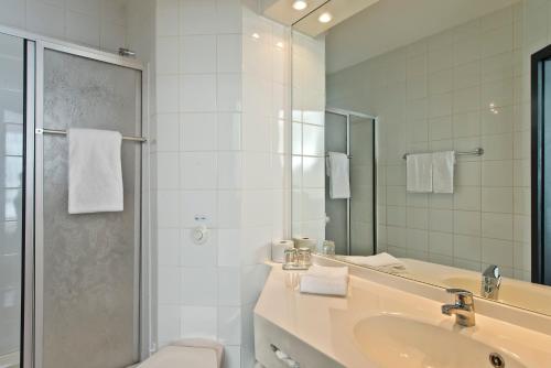 德绍德绍戴斯酒店的浴室配有卫生间、盥洗盆和淋浴。