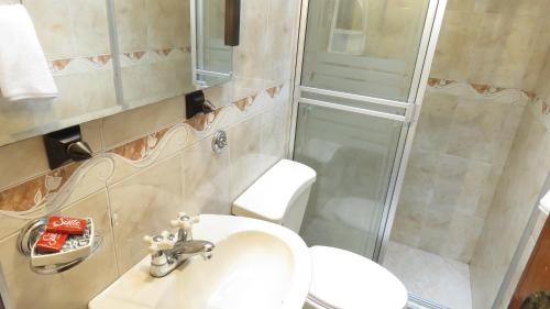 波哥大Hotel Palma de la Sabana的浴室配有卫生间、盥洗盆和淋浴。