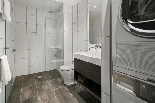 堪培拉Quest Canberra City Walk的白色的浴室设有卫生间和水槽。