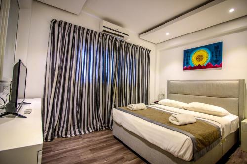 科伦坡科伦坡时钟旅馆的一间卧室设有一张床和一个大窗户