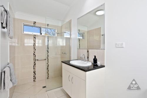 圣乔治Pelican Rest Tourist Park的白色的浴室设有水槽和淋浴。