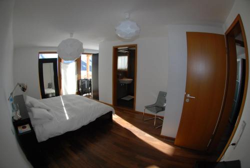 WilerAyoba的一间卧室配有一张床和一面大镜子