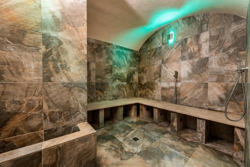 拉达-因基安蒂Relais Vignale & Spa的带淋浴的浴室和长凳
