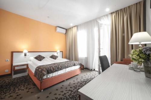 雅罗斯拉夫尔Kremnievy Termy Spa Complex的一间酒店客房,一间设有一张床和一张书桌