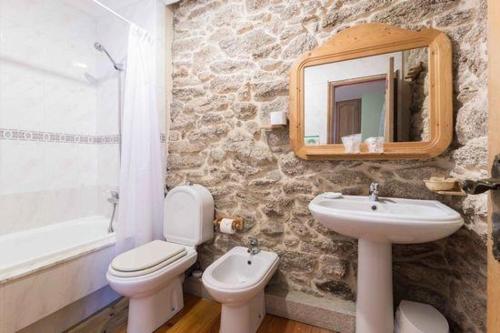 蓬特亚雷亚斯Casa Da Urcela的一间带水槽、卫生间和镜子的浴室
