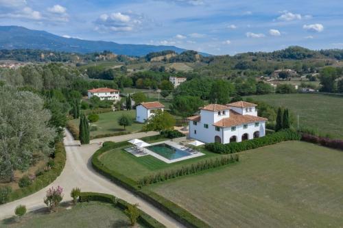 雷杰洛VIESCA Suites & Villas Il Borro Toscana的享有带庭院的房屋的空中景致