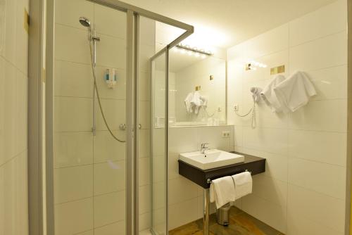 纽伦堡纽伦堡英维特酒店的一间带水槽和淋浴的浴室