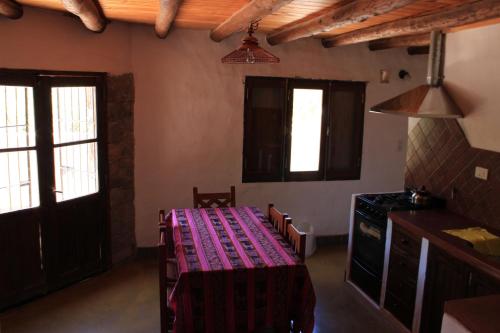 麦马拉Cabañas Maimará的客房设有桌子和带窗户的厨房