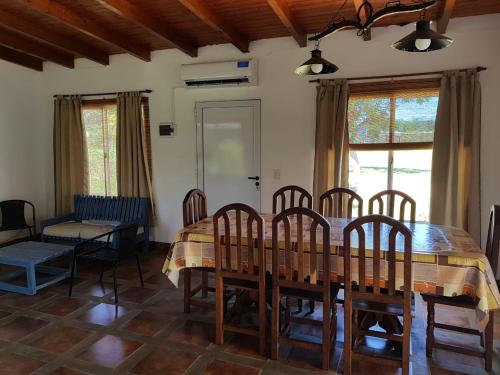 伊图萨因戈Rancho Aparte的一间带木桌和椅子的用餐室