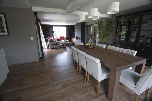 文代讷Villa Brion****的用餐室以及带木桌和椅子的客厅。