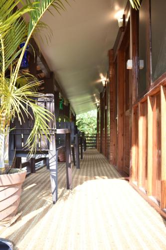 帕罗林Club Palolem Resort的走廊上设有桌子和植物