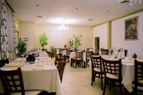 德罗贝塔-塞维林堡科罗娜酒店的用餐室配有桌椅和白色桌布