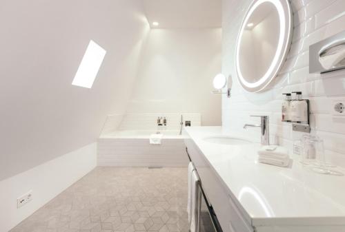 雷克雅未克凯亚阿坡泰克雷克雅未克酒店的白色的浴室设有水槽和镜子
