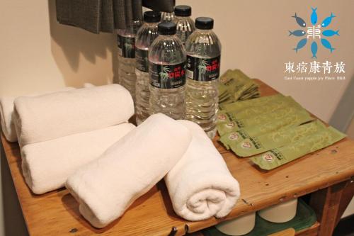 Chongde东痞康青旅的一张带毛巾和瓶装水的木桌