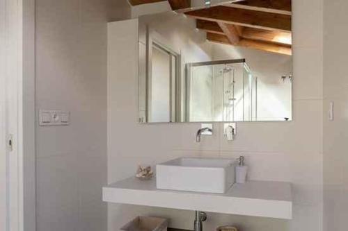 CripánMercedes Etxea的浴室设有白色水槽和镜子